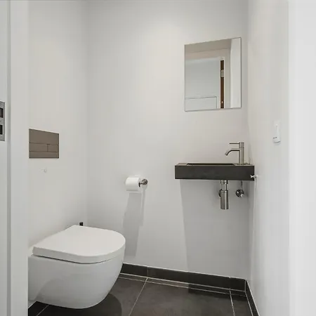 24 - The Outlook | With Panoramic Views Over The Water *