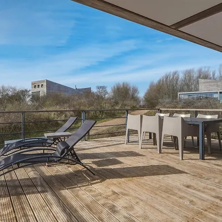 24 - The Outlook | With Panoramic Views Over The Water *