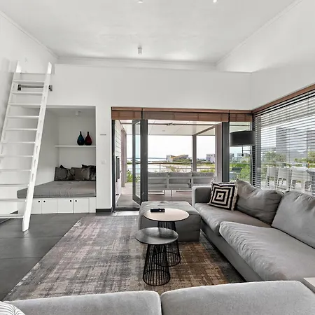 24 - The Outlook | With Panoramic Views Over The Water 别墅