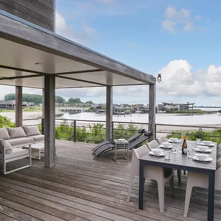 24 - The Outlook | With Panoramic Views Over The Water 别墅